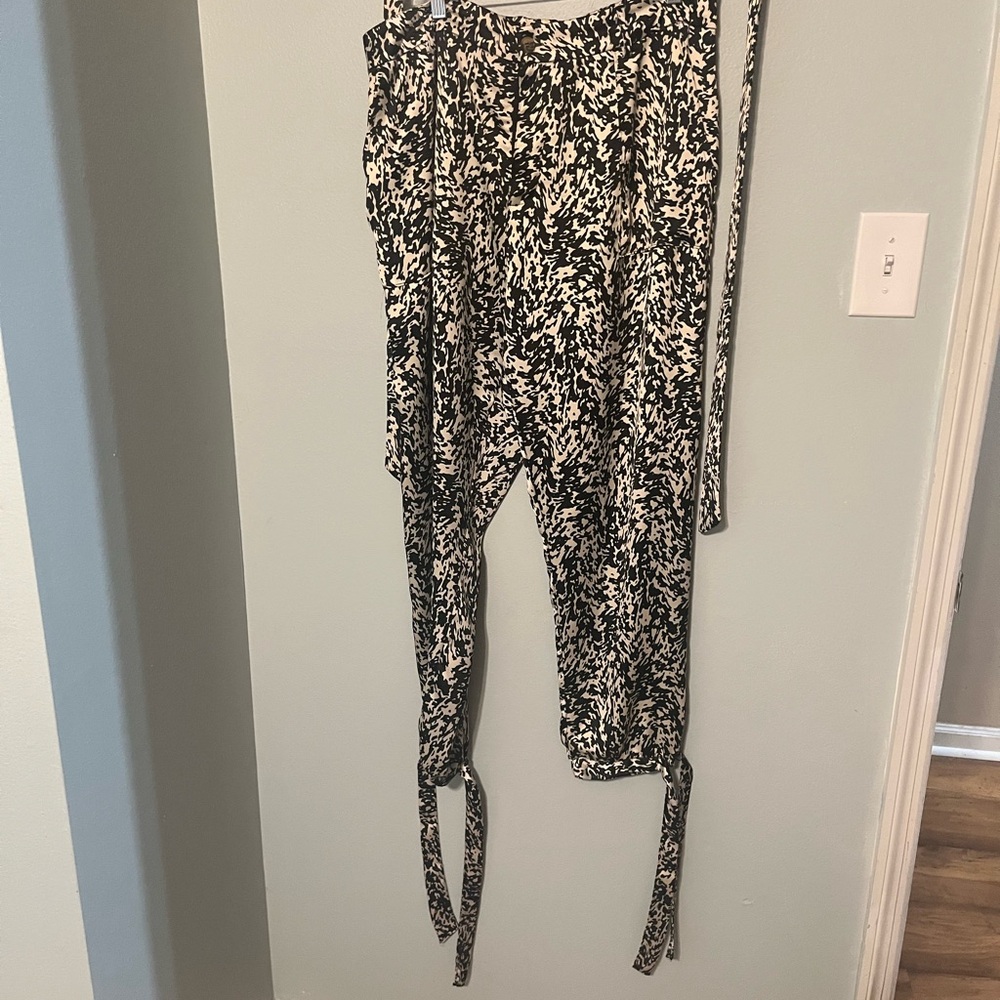 Gibson Latimer Black and White Abstract pants